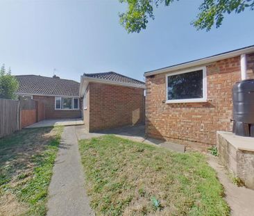3 bedroom semi-detached bungalow to rent - Photo 3