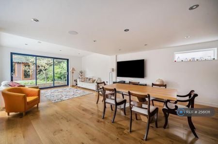 4 bedroom detached house to rent - Photo 4