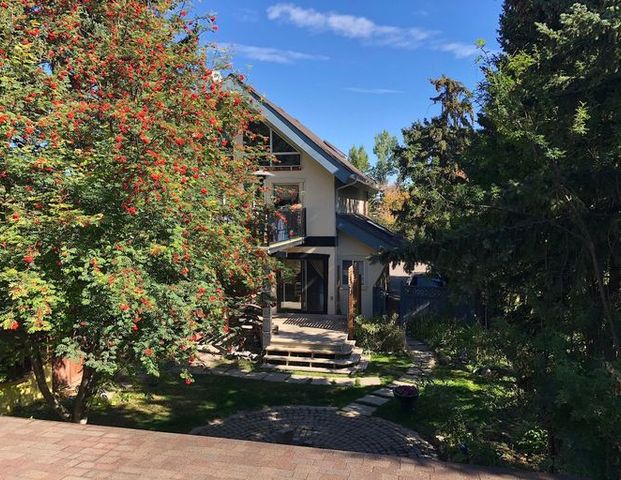 Executive Loft Style Upper floors in Prime Location | 8031 33rd Avenue NW, Calgary - Photo 1