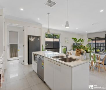 STUNNING COURTYARD HOME WITH DOUBLE GARAGE - Photo 5