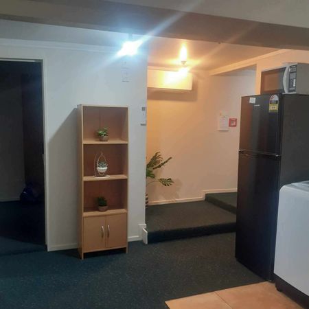 Large 2 Bedroom fully self contained apartment - Photo 3