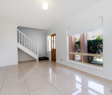 Two Bedroom Townhouse Close to Shops - Photo 2