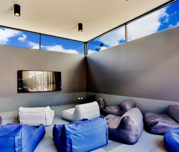 Twin Room in 8 Bed Apartment - Photo 2