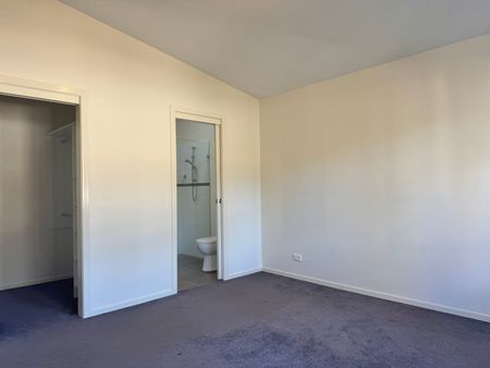 FAMILY LIVING - Photo 4