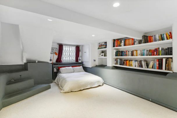 4 bedroom house in London - Photo 1