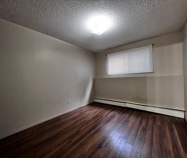 Spacious 2 Bedroom Unit in Quiet Innisfail Building!! - Photo 6