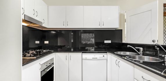 Sophisticated and Stylish Two Bedroom Apartment - Photo 2