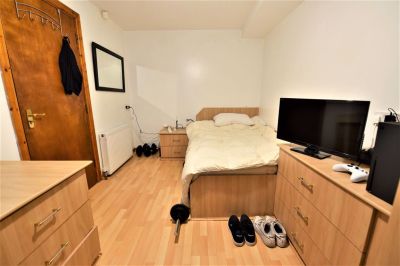 3 bedroom Flat in Brudenell Mount, Leeds - Photo 4