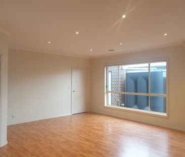 NEAT TWO-BEDROOM TOWNHOUSE IN A PRIME LOCATION! - Photo 1