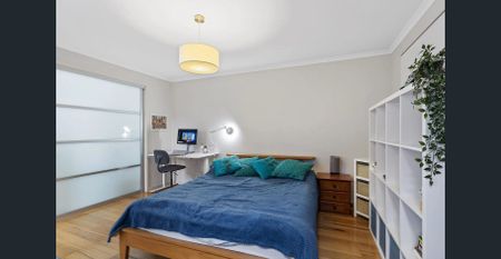 Ground floor unit with private entry and courtyard - Photo 4