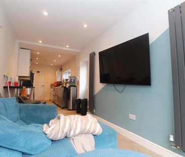 5 bedroom private hall to rent - Photo 1