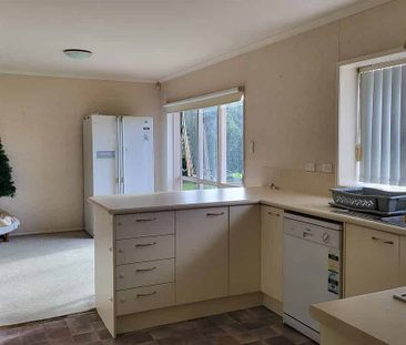 3Bedrooms, 2 Bathrooms House In Flatbush $750 - Photo 3