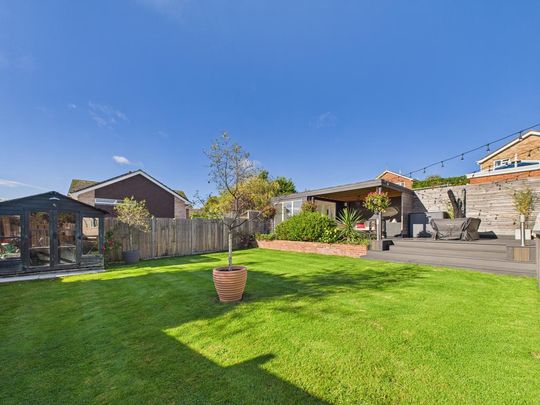 5 bedroom chalet to rent - Photo 1