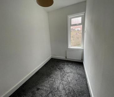 2 bedroom ground floor flat to rent - Photo 2