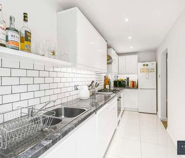 Alexandra Close, Walton-on-thames, Surrey, KT12 - Photo 2