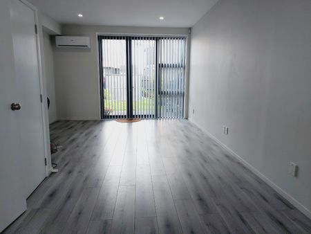 Trendy near new terraced home - Photo 3