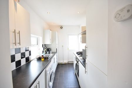 3 Bed - Simonside Terrace, Heaton - Photo 3