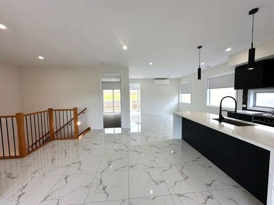LARGE LUXURIOUS FAMILY HOME - Photo 1