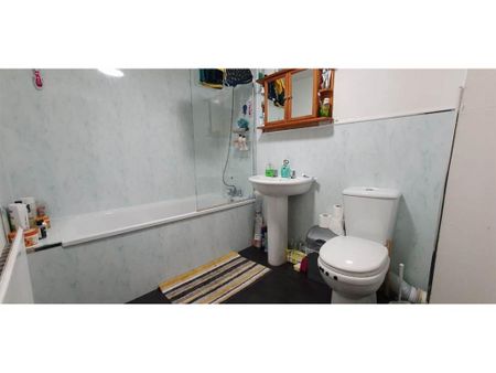 3 bedroom flat to rent - Photo 4