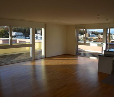 Grosszügige Attikawohnung mit 180-Grad-Panoramablick in Mehrgenerat... - Photo 1