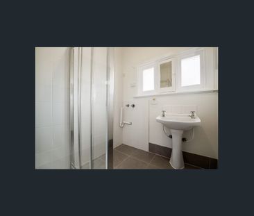 SPACIOUS 2 BEDROOM IN THE HEART OF ELSTERNWICK. AVAILABLE NOW. - Photo 5