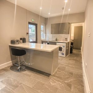 Chichester Street 25CS Room 1 - Photo 2