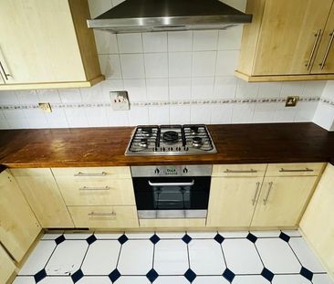 Room in a Shared Flat, Leeward Gardens, SW19 - Photo 6