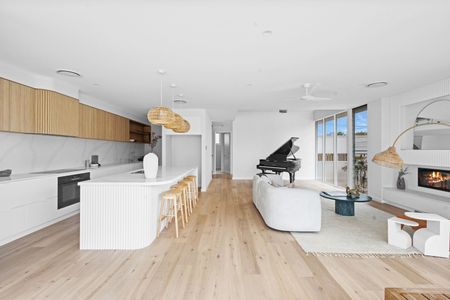 2/32 T E Peters Drive, Broadbeach Waters QLD 4218 - House For Rent | Domain - Photo 2