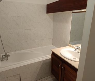 Location Appartement 1 pièce 28m² ST DENIS 97400 - Photo 3