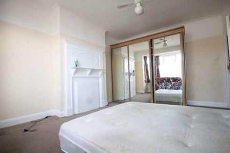 The Drive, Ilford, IG1 - Photo 5