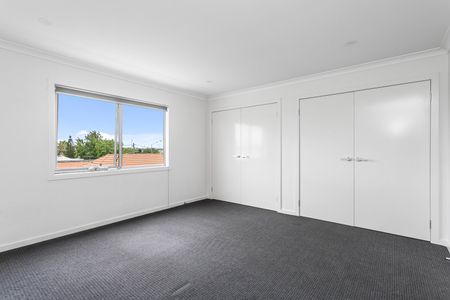 Live the Yarraville Lifestyle: Modern Townhouse in Central Location - Photo 2