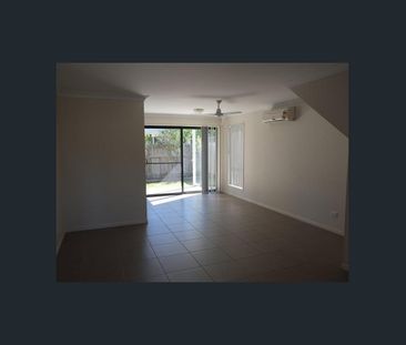 Comfortable and Quiet 3 Bedroom Townhouse for Rent! AVAILABLE NOW! - Photo 1