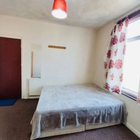 Room in a Shared House, St. Awdrys Road, IG11 - Photo 3