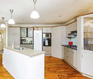 Spacious 4BR Rosehill Retreat with AC & BBQ - Photo 1