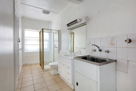 Period Home with rear courtyard! - Photo 4