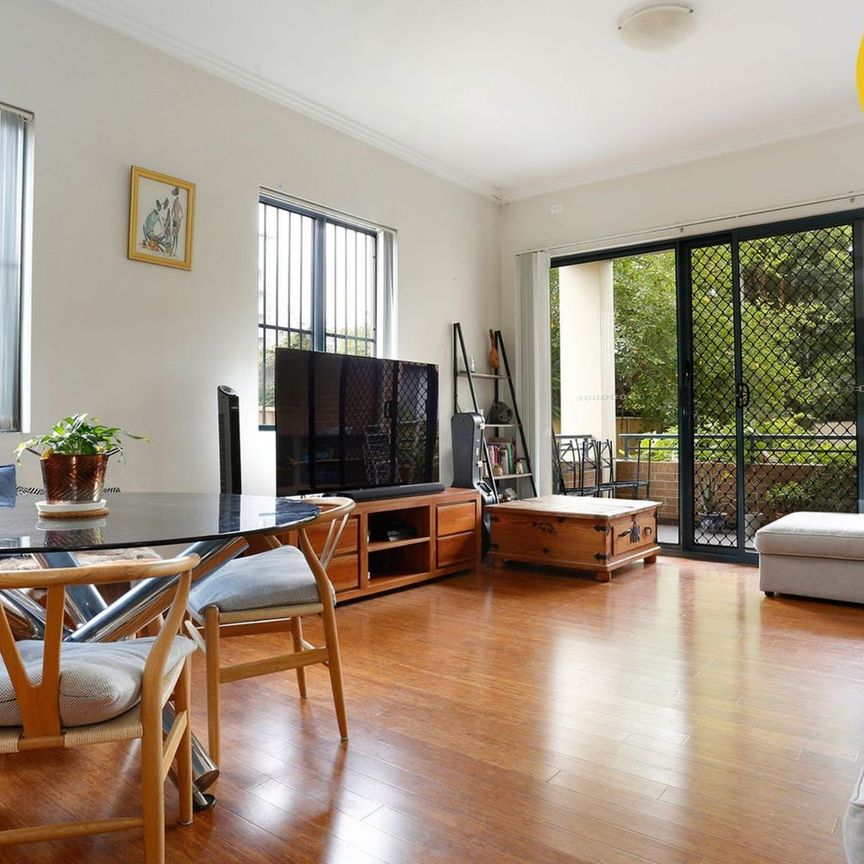 OVERSIZED 2 BEDS+STUDY, 2 BATH, 2 CAR LUG AND EXTRA STORAGE IN A CENTRAL LOCATION!!! - Photo 1