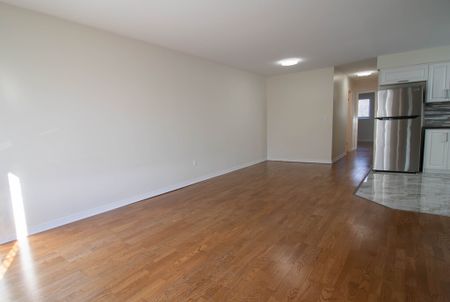 **BEAUTIFUL** RENOVATED 2 BEDROOM MAIN UNIT IN WELLAND!! - Photo 3