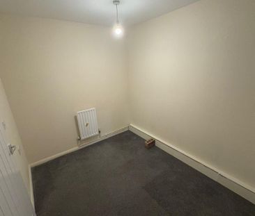 5 bedroom semi-detached house to rent - Photo 2