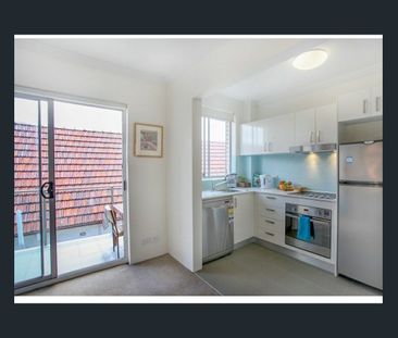 Sun-filled and north facing top floor apartment - Photo 3