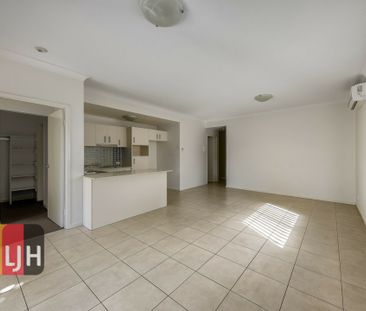 GROUND FLOOR, AIR CONDITIONED 2 BEDROOM UNIT WITH COURTYARD! - Photo 2