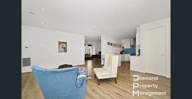 Spacious & Stylish Family Living in Prime Bayside Pocket - Photo 1