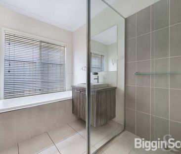Contemporary home close to prestigious schools and parkland - Photo 6
