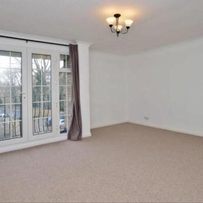 3 bed Flat in Swallow close Staines, Staines-upon-Thames, TW18 4RS - Photo 1