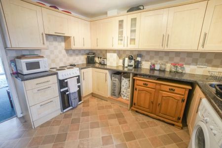 To Rent Archdale Close, Ensbury Park, Bournemouth, BH10 £1,800 pcm Tenancy Info - Photo 5