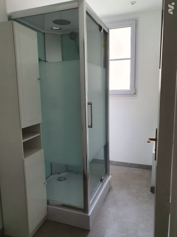 Appartement T3, 1er étage, 53 m2, confortable et lumineux, centre ville, parking proche. - Photo 2