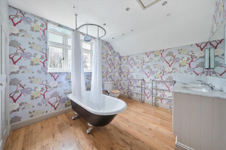 A charming two-bedroom cottage at the heart of the Gorhambury Estate with exquisite parkland views. - Photo 5