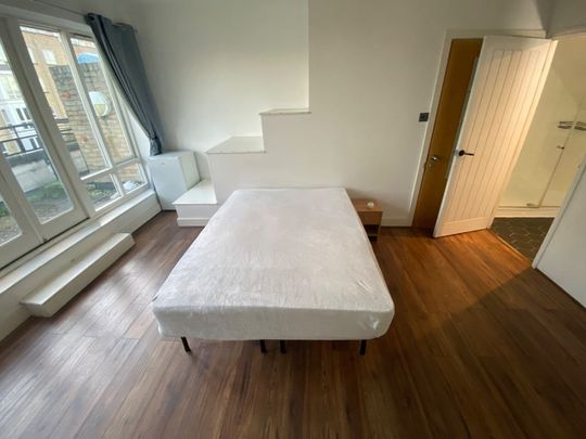 Room in a Shared House, St. Davids Square, E14 - Photo 1