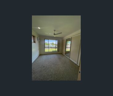 Comfortable 3-Bedroom Family Home in Tannum Sands - Photo 4