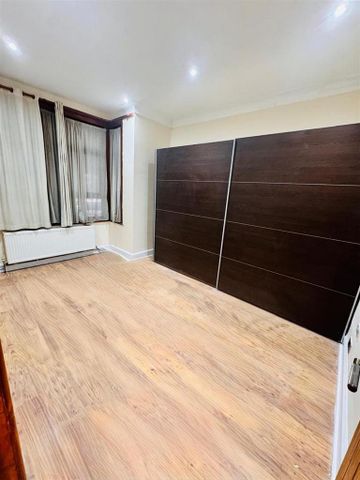 3 bedroom flat to rent - Photo 2