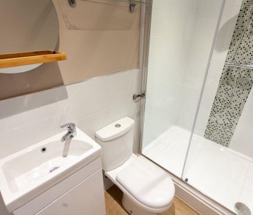 4 bedroom flat to rent - Photo 3